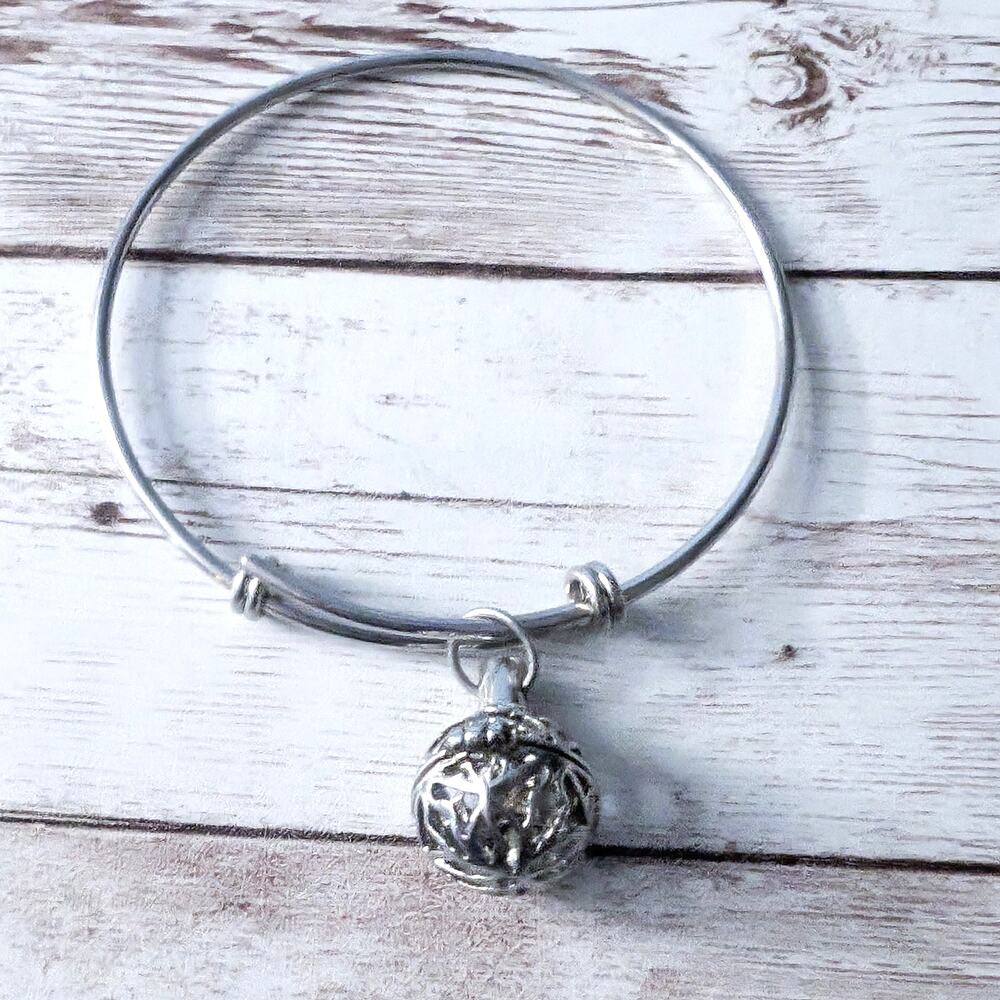 Silver Tone Bracelet with Magnetic Openable Charm